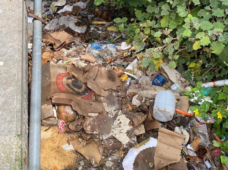 La basura en Mérida “tiene vida propia”: rueda desde el viaducto hasta el parque metropolitano Albarregas