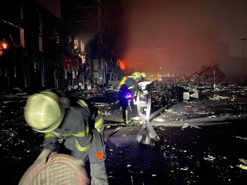 Al menos un muerto tras bombardeo ruso en centro comercial de Kiev