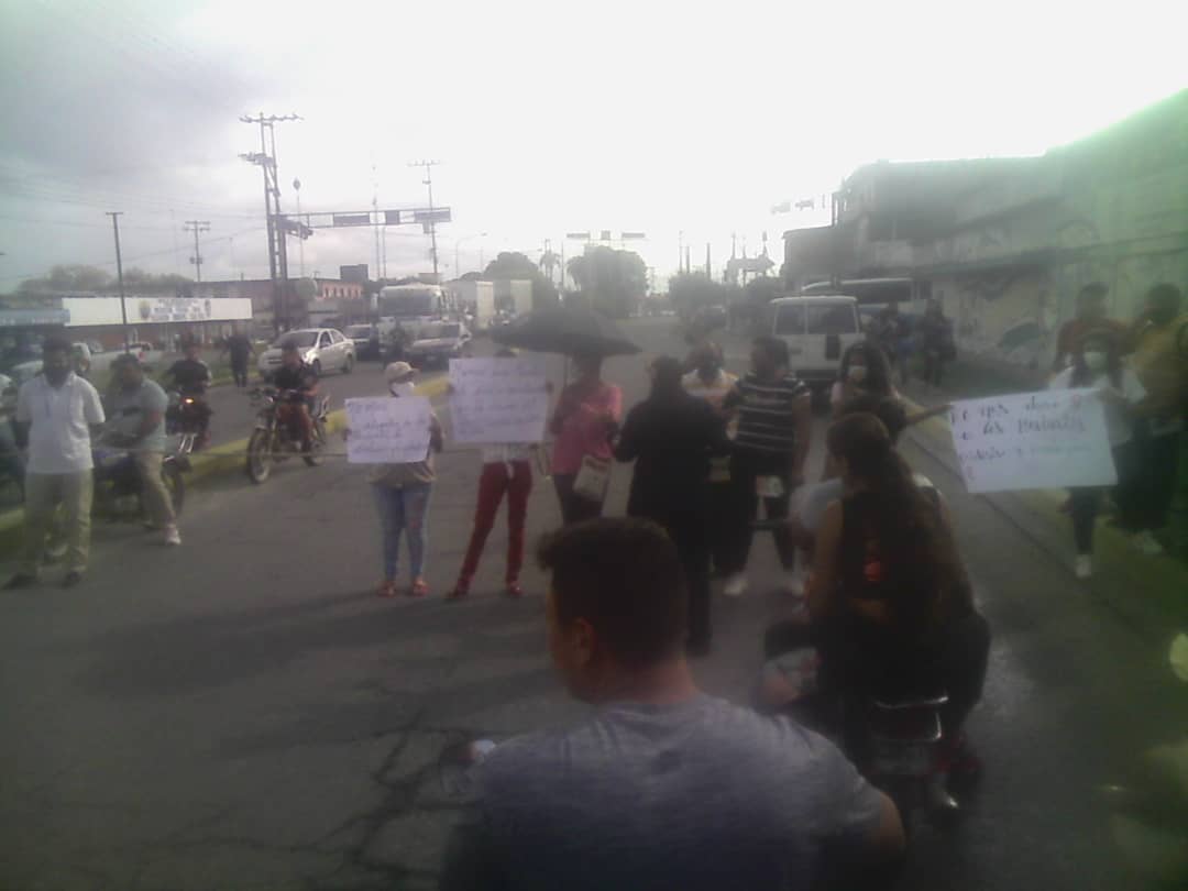 Por falta de gasolina trabajadores sanitarios protestan en el puente sobre el río Torondoy en Zulia este #14Mar (FOTOS)