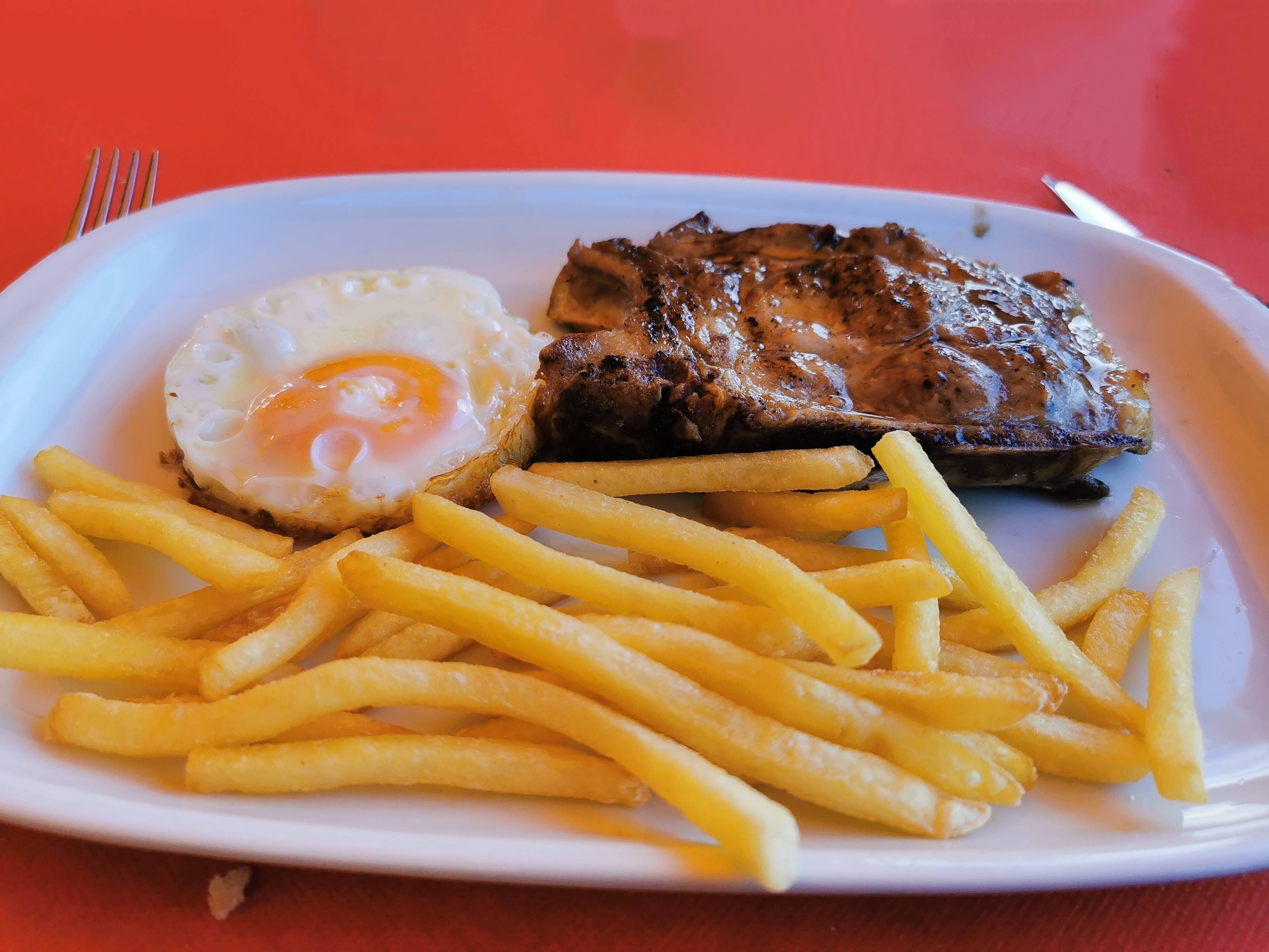 ¿Cómo lo hace? La insólita historia del hombre que lleva seis años comiendo en restaurantes sin pagar la cuenta