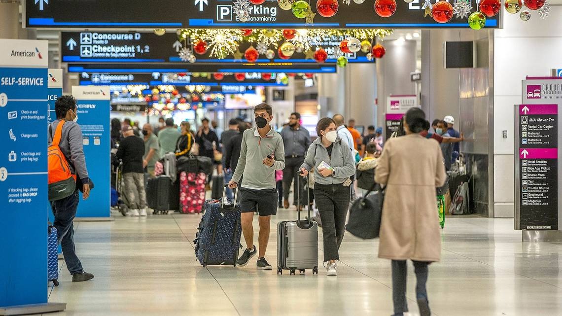 Multitudes en los estacionamientos del Aeropuerto Internacional de Miami por vacaciones de primavera