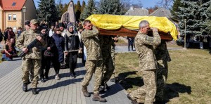 EN FOTOS: la dolorosa despedida de un soldado ucraniano en el cementerio de Kiev