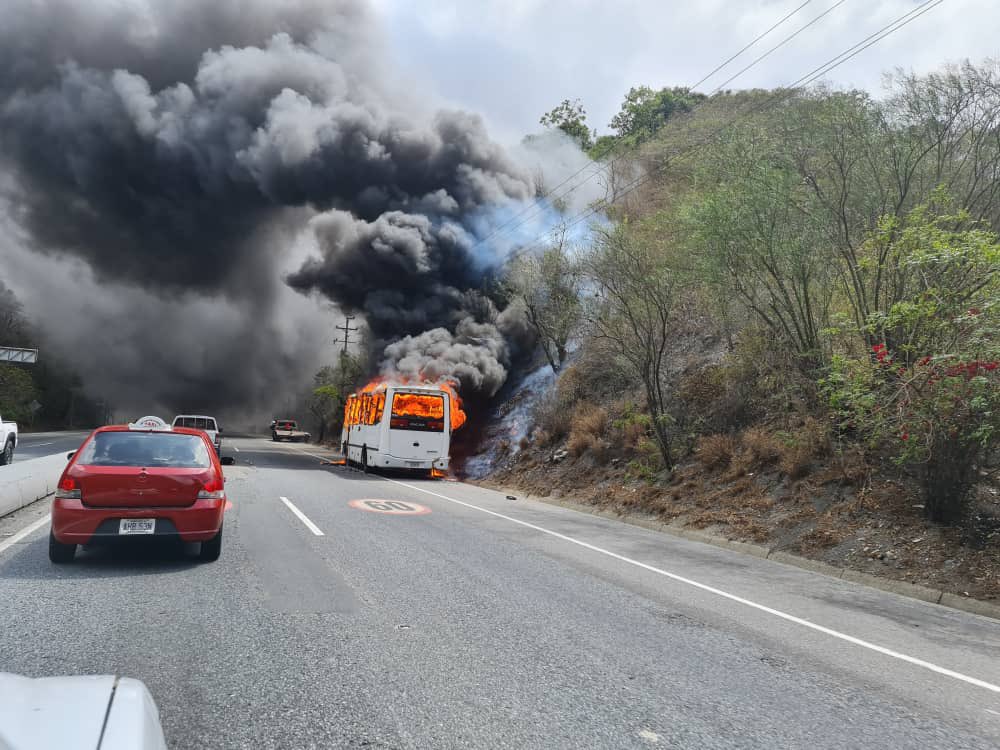 IMÁGENES: Se incendió un autobús en la autopista Caracas-La Guaira