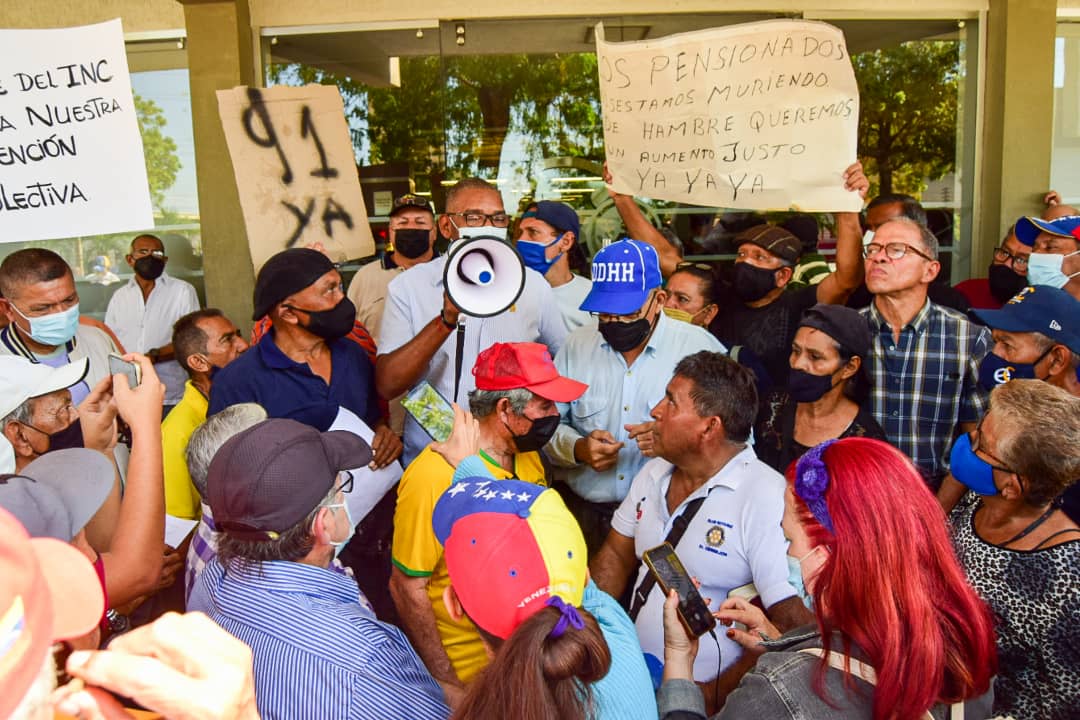 Jubilados y pensionados protestaron en el Zulia para rechazar el aumento salarial