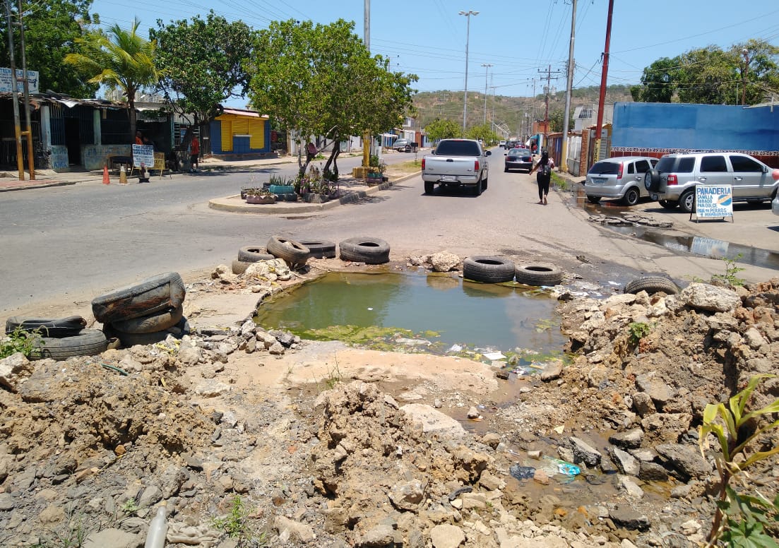 Piscina de cloacas “adorna” la entrada de Tronconal III en Barcelona y el chavismo no hace nada por solucionar (FOTOS)