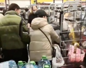 En los supermercados de Rusia se pelean por azúcar mientras los estantes se vacían