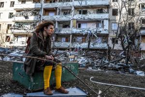 Nuevos ataques rusos contra barrios residenciales de Kiev