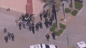 Pánico en Arizona: Tiroteo entre grupos rivales en centro comercial dejó a tres niños heridos de bala