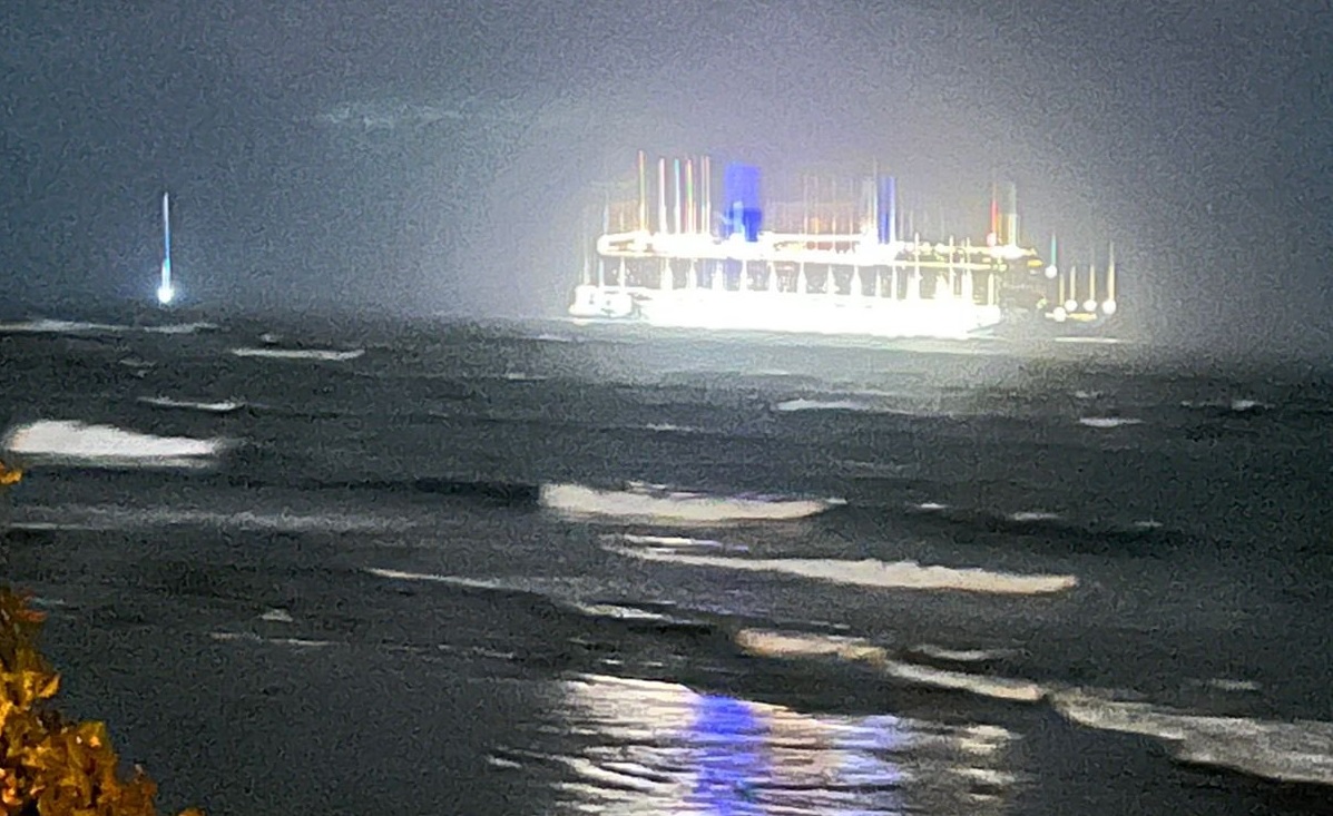 Un enorme crucero encalló al abandonar un puerto al norte de República Dominicana (Video)