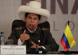 Pedro Castillo afronta amenaza de destitución pese a conformar su gabinete en Perú