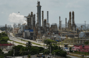 Demócratas del sur de Florida se oponen a la importación de petróleo de Venezuela
