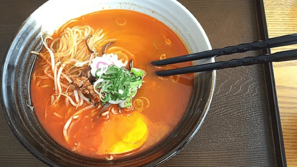 Restaurante de comida japonesa sirve fideos ramen con un polémico acompañamiento (VIDEO)