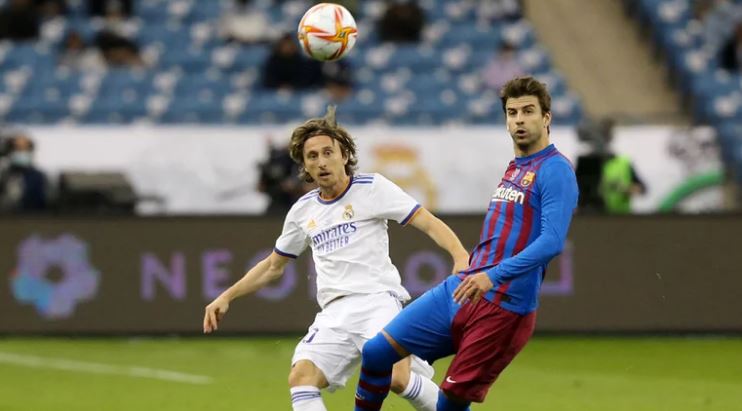 Real Madrid recibe al Barcelona en otra edición del Clásico pensando en el título