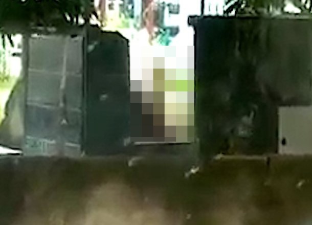 Dándole sobre una lápida: Pillaron a desvergonzada pareja teniendo sexo en un cementerio (VIDEO)