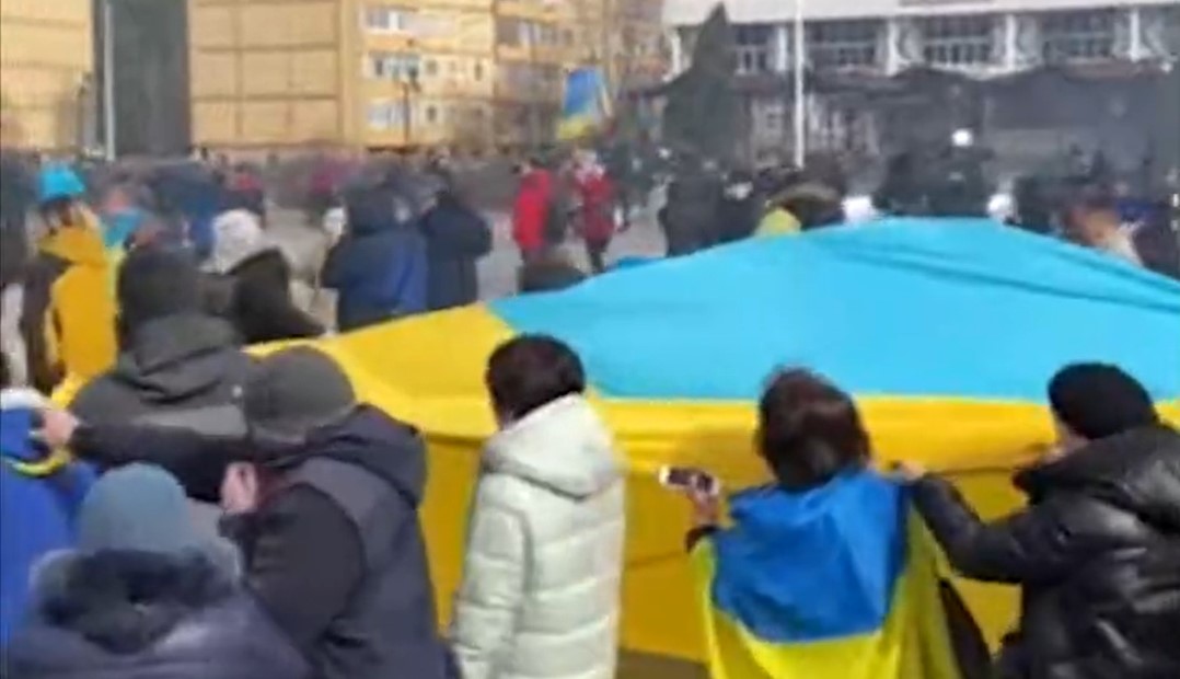 Banderas contra tanques, la lucha de los ucranianos en Slavútych (VIDEO)