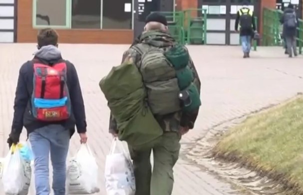 Su esposa lo va a matar: Le dijo que iba a observar aves y se fue a Ucrania a pelear