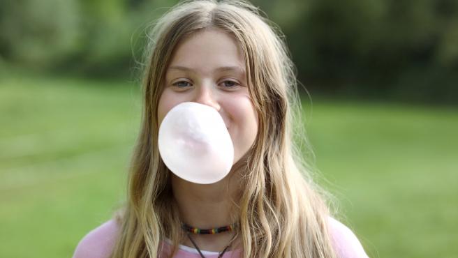 Por qué no deberías masticar chicle si tienes estos problemas digestivos y dentales