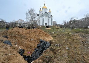 Bucha llora a sus muertos en torno a las fosas comunes tras la retirada rusa