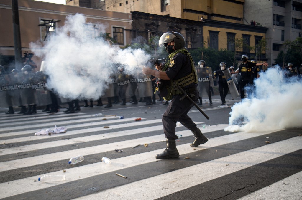 Protestas reinan en Perú justo después que Castillo suspendiera el toque de queda