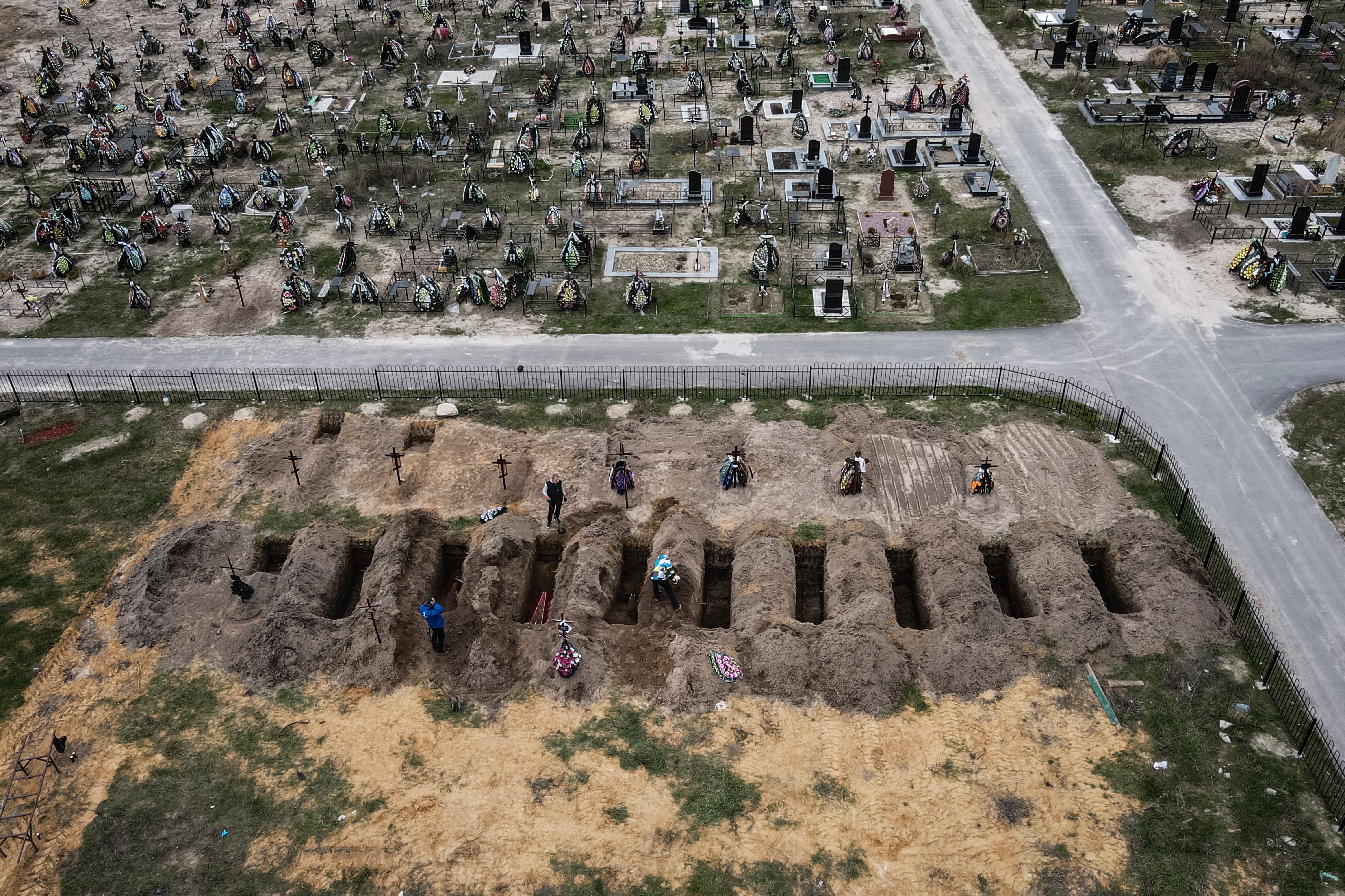 Hallados tres cadáveres con las manos atadas en una fosa cerca de Bucha