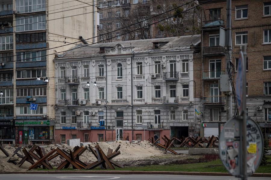 Hallan a seis personas muertas por disparos de bala en un sótano en suburbio de Kiev