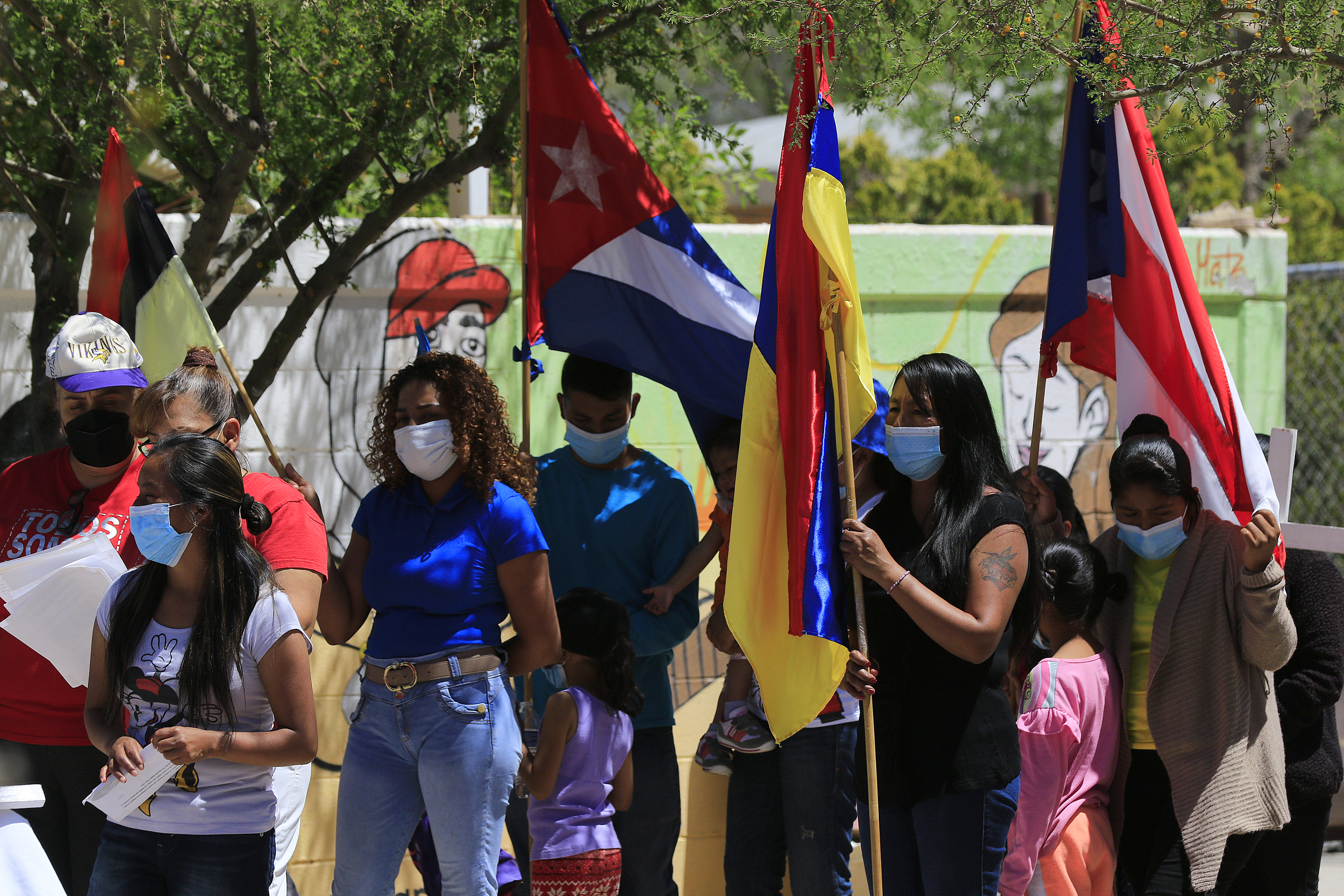 Migrantes recrearon la “Pasión de Cristo” en la frontera de México con EEUU (Videos)