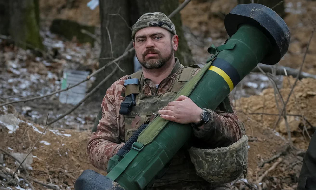 El momento que Ucrania destruye un tanque ruso con un misil Javelin, el arma símbolo de la resistencia contra Putin