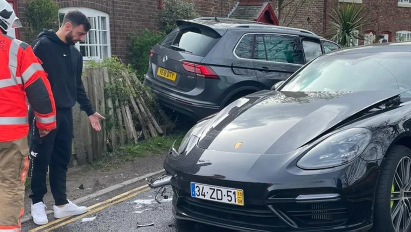 Una figura del Manchester United chocó su Porsche contra una camioneta cuando iba rumbo al entrenamiento