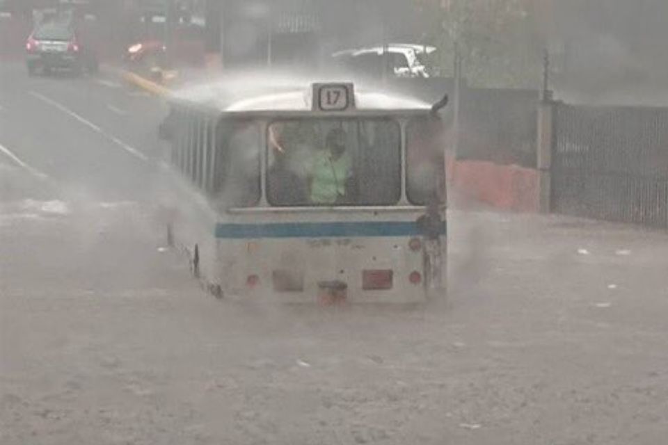 Aguaceros causaron inundaciones en algunos sectores del oeste de Caracas (VIDEOS)