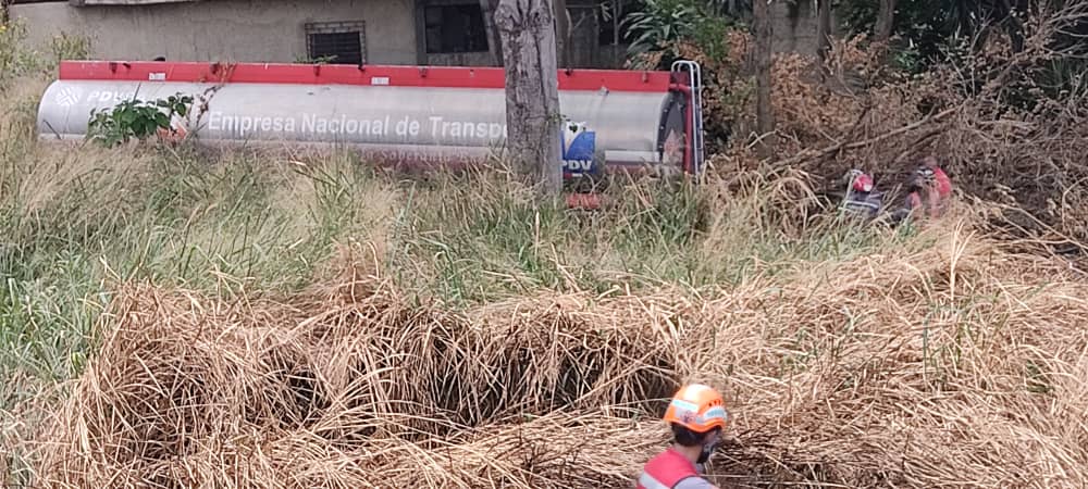 Gandola de Pdvsa cayó por un barranco en la carretera Panamericana este #16Abr (FOTOS)