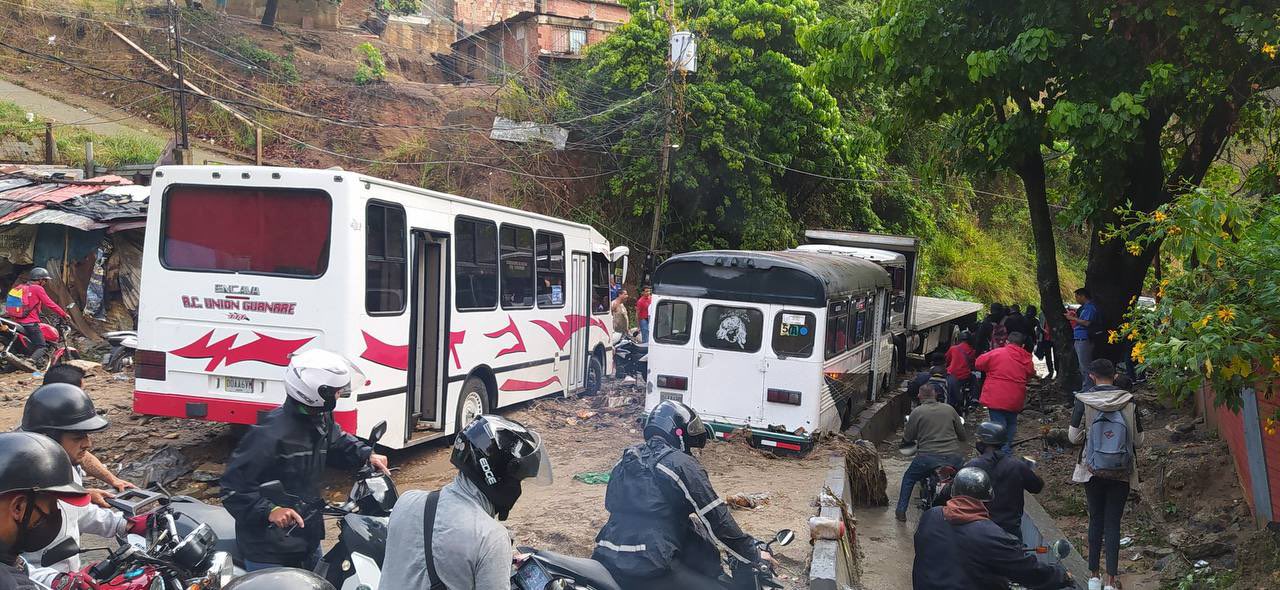 EN FOTOS: Así se encuentra la vía entre La Yaguara y El Junquito tras fuertes lluvias #26Abr