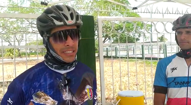 Ciclistas Antony Nuñez y Francisco Moreno, de “Kilómetros de Fe”, primeros en llegar a la frontera con Apure (VIDEO)