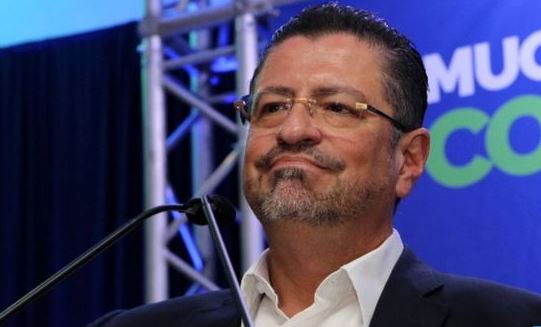 Rodrigo Chaves, de la sanción por acoso a la presidencia de Costa Rica