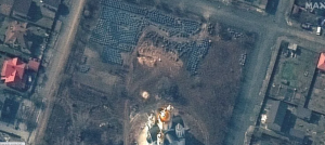Las impactantes FOTOS que muestra la fosa común de víctimas civiles de bombardeos rusos en Bucha