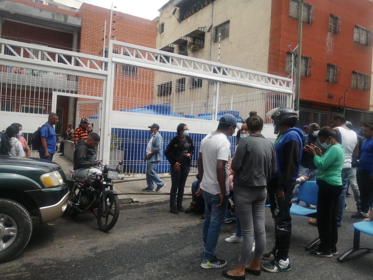 Pacientes renales protestaron en el Centro de Diálisis de San Bernardino por falta de agua #22Abr (FOTOS)