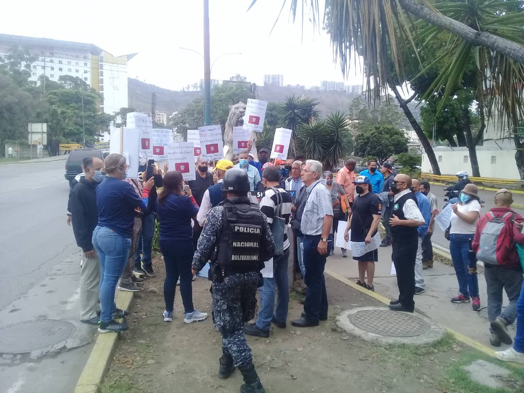 Ciudadanos protestan por cambios de los símbolos patrios de Caracas