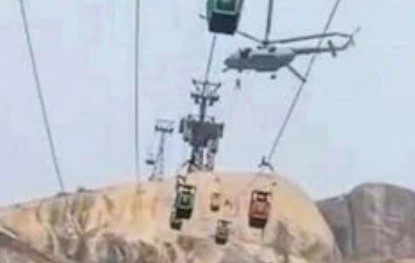 Operación de rescate en un teleférico terminó mal: Cayó hacia una muerte inminente desde un helicóptero (VIDEO)