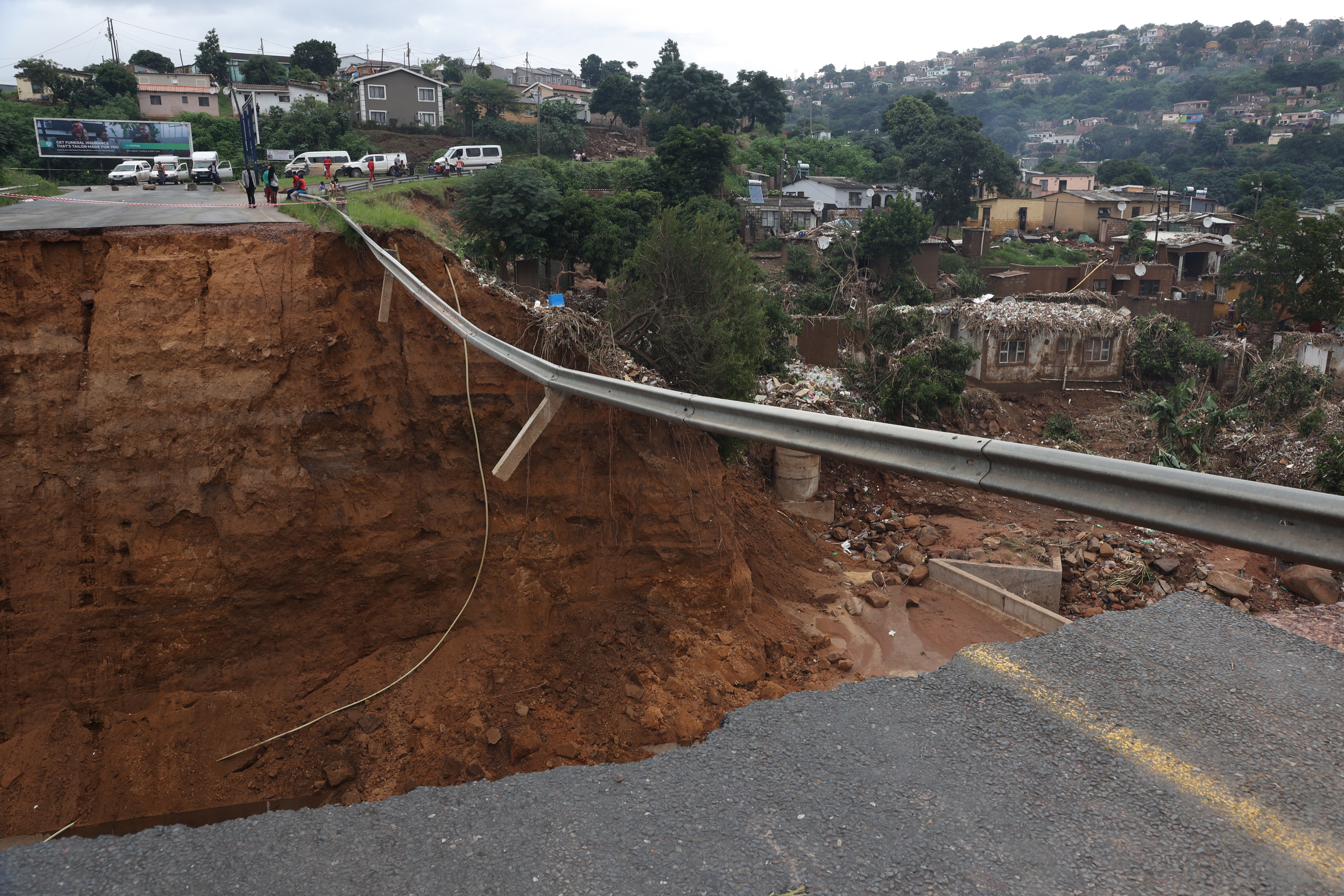 Las devastadoras inundaciones del este de Sudáfrica dejan más de 300 muertos