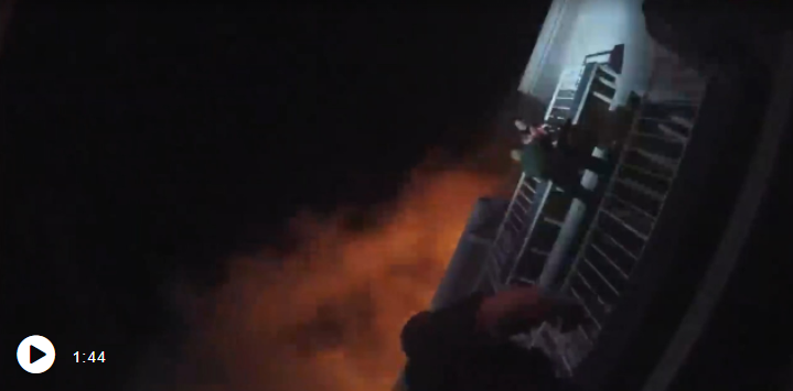 Dramático VIDEO de un policía escalando balcones para salvar a una niña de un incendio en Florida