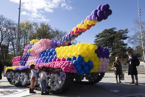Un tanque hecho de globos pide ante la ONU el fin de los bombardeos a civiles
