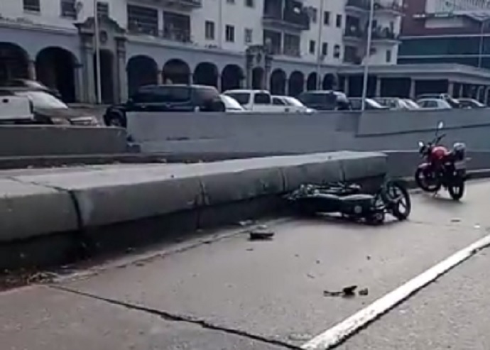 Pareja de motorizados impactó contra un brocal en la avenida Bolívar