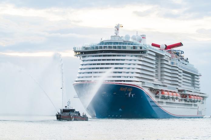 Guardacostas están tras la pista de un hombre que saltó de un crucero cerca de Florida