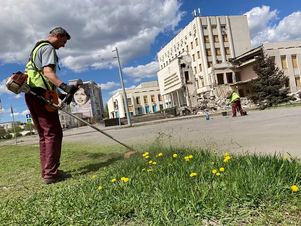 Recoger cadáveres y plantar flores en Jarkov: “La vida sigue”