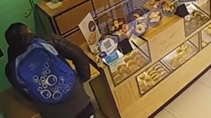 “Doña, vengo a robar”: El insólito aviso de ladrón que aterrorizó a vendedora de una panadería