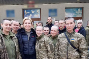 Como señal de “humillación”: Ejército ruso afeitó cabezas de las soldadas ucranianas capturadas