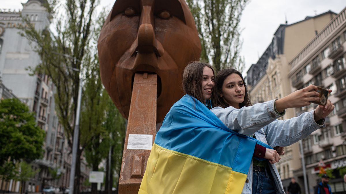 Escultura de Putin con una pistola en la boca titulada “Dispárate a ti mismo” apareció en Kiev (FOTOS)