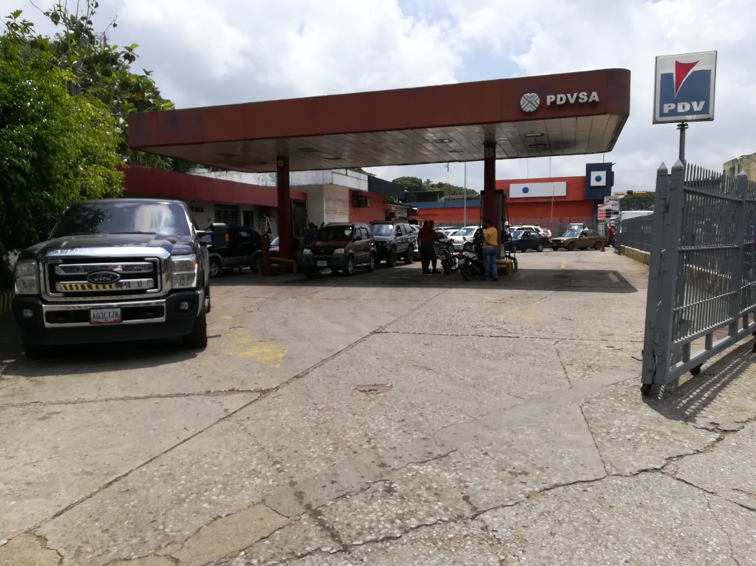 Mientras el chavismo regala gasolina a Cuba, en Guárico amanecen en colas y no logran llenar los tanques