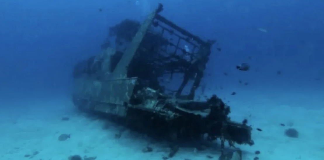 Miles de barcos hundidos son devastados por criaturas asesinas en el lago más peligroso del mundo