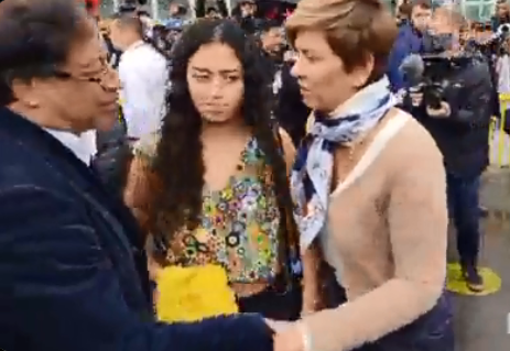 Petro protagonizó el momento más insólito: Se le quedó la cédula para ejercer su voto (VIDEO)