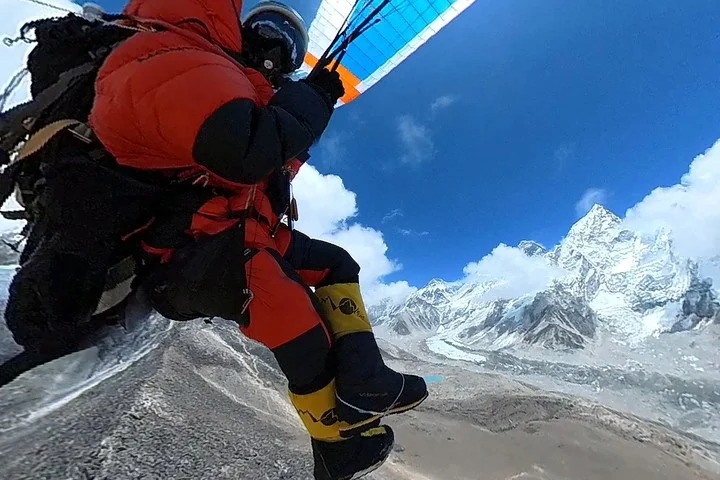 Le dieron el permiso y se tiró en parapente desde el Everest